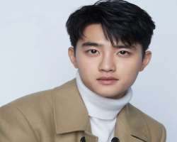 The singer is known for his heart-shaped lips and round eyes.